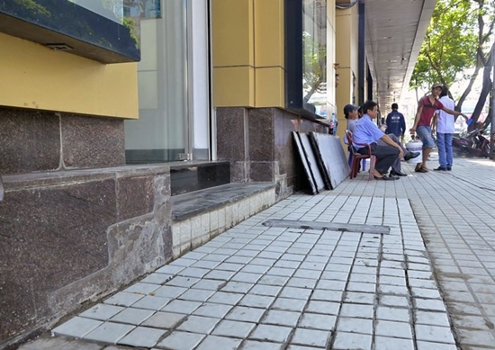 Gần đó, 9 bậc thềm của khách sạn New World (mặt đường Phạm Hồng Thái) lấn vỉa hè 1,5-2 m đã được khắc phục xong. Những bậc tam cấp được làm lùi vào trong giúp khách ra vào các cửa hàng mà khách sạn cho thuê.