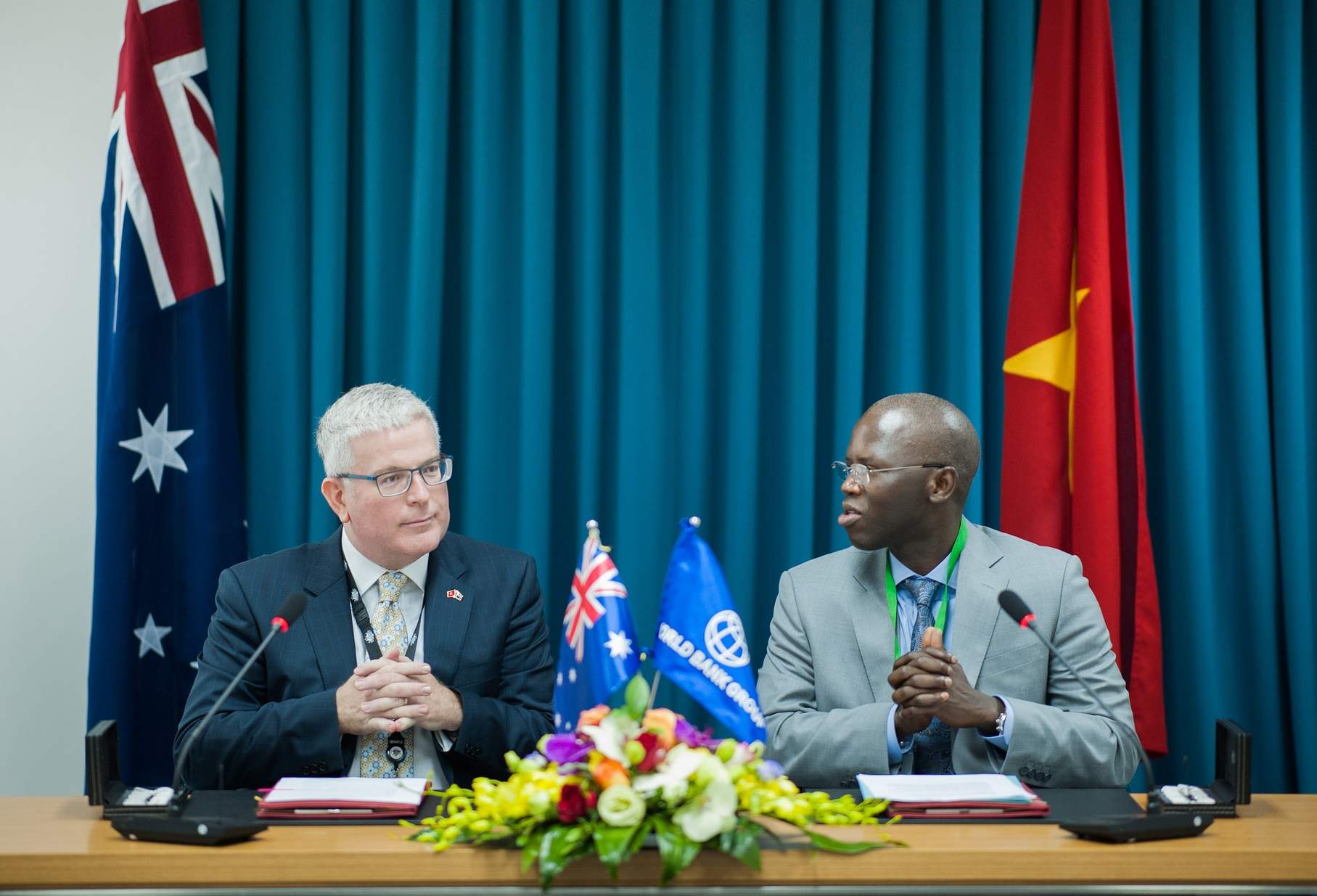 Đại sứ Australia tại Việt Nam - ông Craig Chittick và Giám đốc Quốc gia Ngân Hàng Thế giới tại Việt Nam - ông Ousmane Dione tại lễ ký kết.