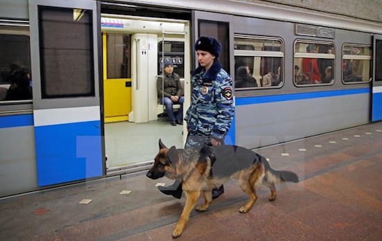 Cảnh sát gác tại nhà ga tàu điện ngầm Ploschad Revolyutsii ở thủ đô Moskva sau vụ tấn công khủng bố ở St.Petersburg, ngày 5/4. (Nguồn: EPA/ TTXVN)