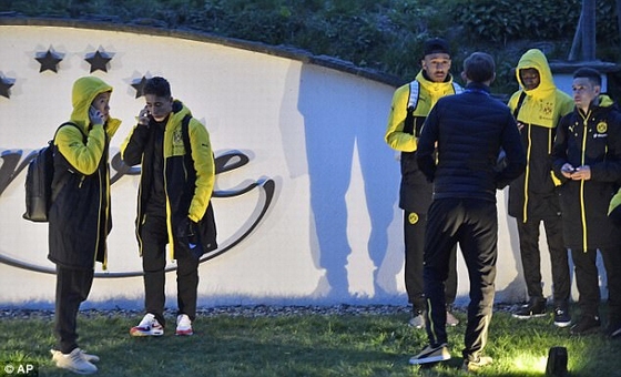 Cầu thủ Dortmund lo lắng điện thoại cho gia đình, bạn bè