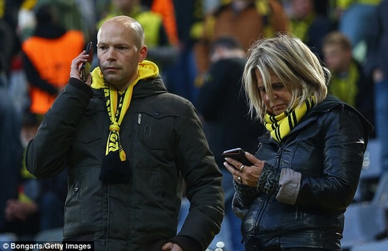 CĐV Dortmund lo lắng trước diễn biến xấu với đội bóng