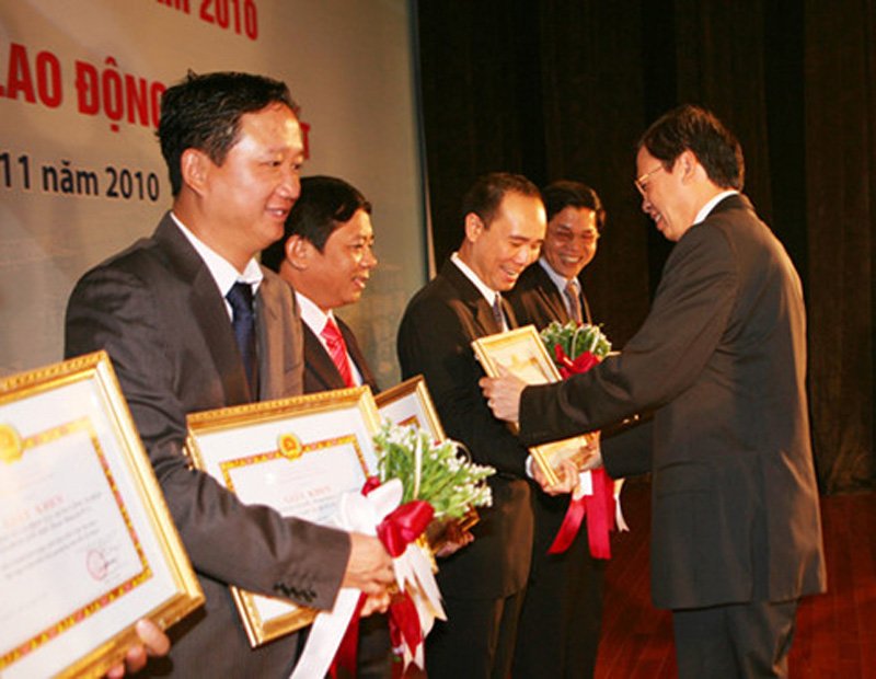 Trịnh Xuân Thanh (ngoài cùng bên trái) trong một lần đón nhận Huân chương lao động của PVC.