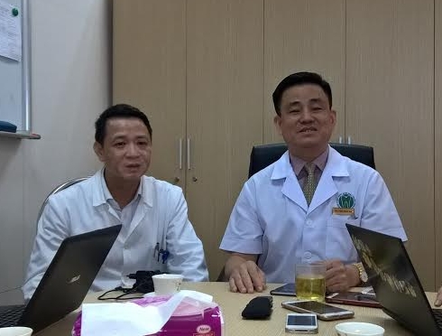 GS - Viện trưởng Trịnh Đình Hải (phải) và bác sĩ Tuyến