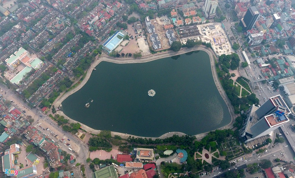 Hồ Thành Công rộng gần 6 ha, nằm trong Công viên Indira-Gandhi, thuộc phường Thành Công, quận Ba Đình (Hà Nội). Những ngày vừa qua, đề xuất của một doanh nghiệp về việc lấp một phần hồ này để xây nhà tái định cư đã gây xôn xao.