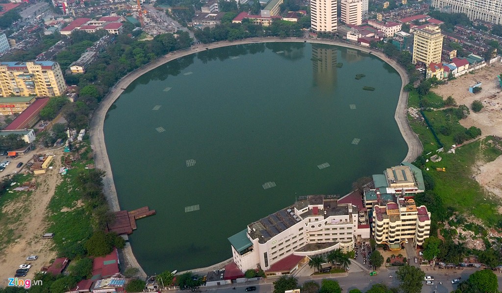 Hồ Giảng Võ rộng 6,8 ha thuộc địa phận quận Ba Đình, có hai phố Trần Huy Liệu và Ngọc Khánh chạy quanh. Đây là khu vực tập trung đông dân cư và công sở. Xung quanh hồ là hàng loạt quán cà phê và khách sạn, nhà hàng lớn.