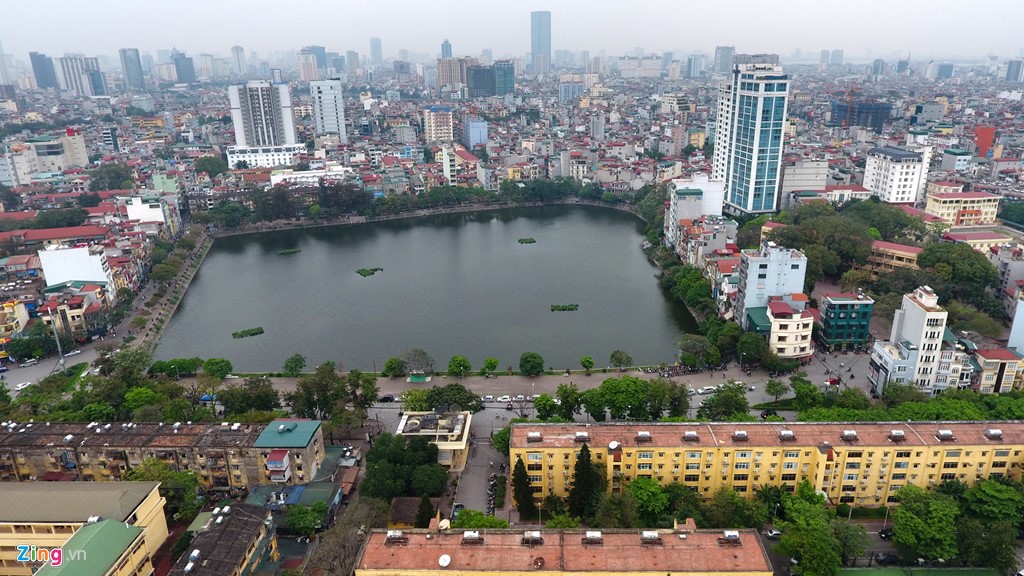Hồ Xã Đàn, xung quanh là các khu tập thể cũ của Hà Nội như Trung Tự, Nam Đồng. Bao bọc hồ là các tuyến phố Hồ Đắc Di, Trần Hữu Tước và Đặng Văn Ngữ.