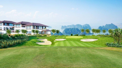 Một góc biệt thự sân golf FLC Hạ Long với góc nhìn xuống Vịnh.