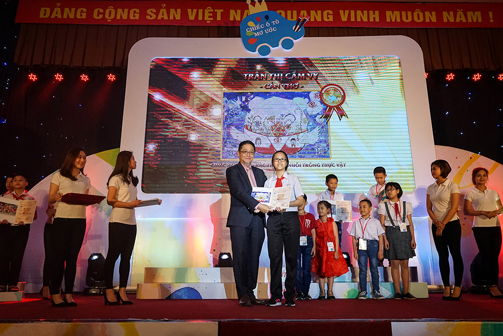 Tổng Giám đốc TMV trao giải cho một trong các thí sinh đoạt giải nhất.