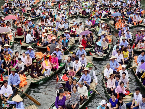 Bến thuyền Tràng An đông nghẹt người ngày khai hội