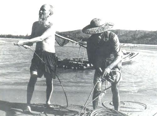Ảnh tư liệu Bác Hồ tham gia kéo lưới với ngư dân Sầm Sơn.