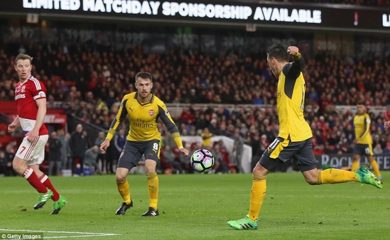 Ozil ghi bàn ấn định chiến thắng 2-1 cho Arsenal