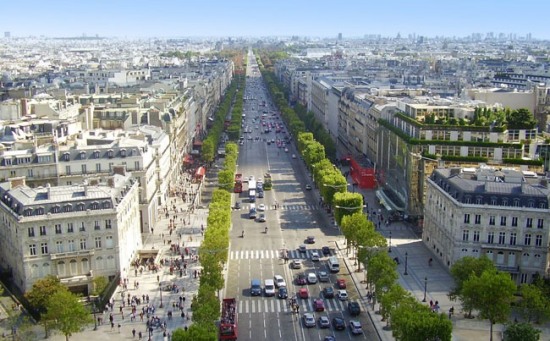 Champs-Elysées được mệnh danh là đại lộ đẹp nhất thế giới và được coi là một biểu tượng của thủ đô Paris hoa lệ.
