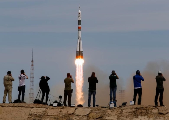 Tiến vào không gian: Các nhiếp ảnh gia ghi lại khoảnh khắc tàu vũ trụ Soyuz MS-04 của Nga khởi hành tới Trạm vũ trụ quốc tế (ISS) hôm 20/4. Hai phi hành gia Jack Fischer từ Mỹ và Fyodor Yurchikhin từ Nga sẽ trải qua hành trình dài sáu giờ trước khi sống hơn bốn tháng trong vũ trụ. Ảnh: Reuters.