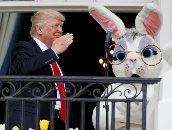 Lần đầu tiên: Tổng thống Mỹ Donald Trump mỉm cười trước khi phát biểu trong cuộc thi lăn trứng truyền thống của Nhà Trắng mang tên Easter Egg Roll. Lần đầu tiên tổ chức sự kiện này, vợ chồng ông Trump đón hàng nghìn vị khách, trong đó đa phần là trẻ em. Ảnh: Getty.
