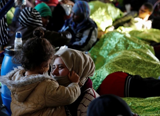 Mẹ con: Hai mẹ con chơi đùa cùng nhau trong khu trại dành cho người di cư ở Malta. Trước đó vài ngày, họ được giải cứu khỏi con tàu đầy ắp người di cư trên biển Địa Trung Hải, ngoài khơi Libya. Ảnh: Reuters.