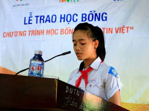 Nghị lực vượt khó đến trường từ cô bé mồ côi cha mẹ