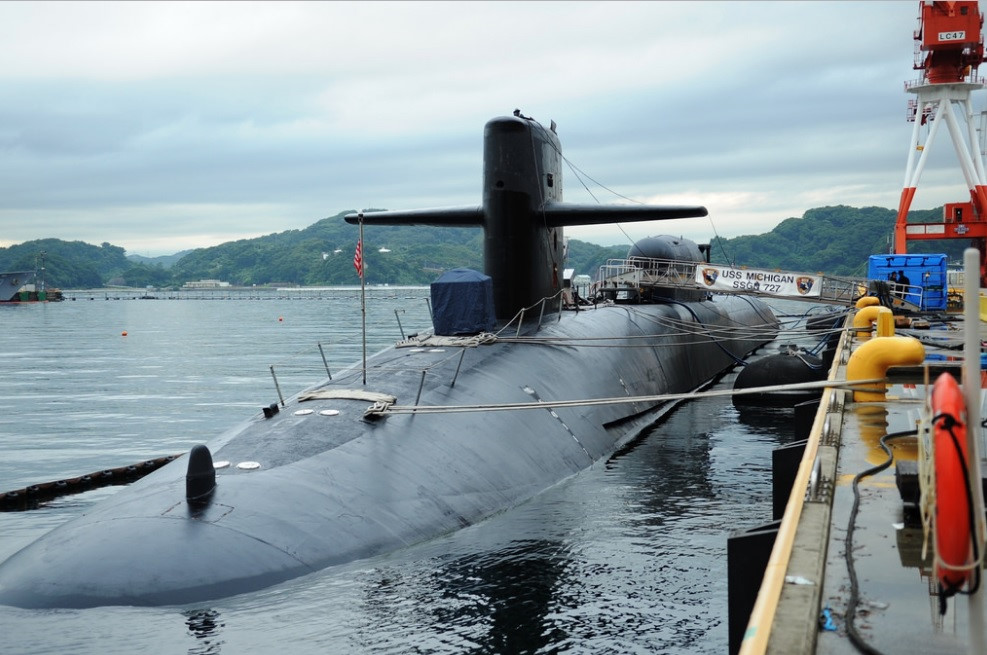 USS Michigan thuộc loại tàu ngầm tấn công hạt nhân được chuyển đổi từ tàu ngầm hạt nhân chiến lược lớp Ohio. Việc chuyển đổi là một phần trong Hiệp ước cắt giảm vũ khí tiến công chiến lược Start ký kết giữa Mỹ và Liên Xô. Ảnh: Flickr/Hải quân Mỹ.