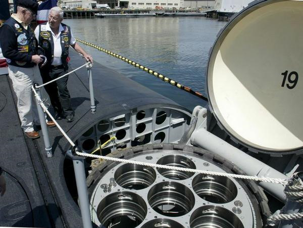 Mỗi tàu ngầm lớp Ohio được trang bị 24 ống phóng chứa tên lửa đạn đạo liên lục địa, trong đó 22 ống phóng sẽ được chuyển đổi để chứa 7 tên lửa hành trình Tomahawk, 2 ống còn lại được tháo bỏ để lắp thêm thiết bị. Mỗi tàu ngầm chuyển đổi có thể mang theo tới 154 tên lửa. Ảnh: Navsource.