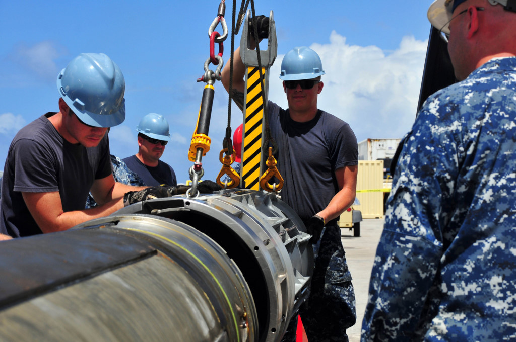 Tên lửa hành trình tấn công mặt đất Tomahawk chuẩn bị nạp vào ống phóng trên tàu. Với sức chứa tới 154 tên lửa, tương đương với số tên lửa lắp trên một nhóm tác chiến mặt nước, Michigan sở hữu năng lực tấn công cực mạnh. Ảnh: Flickr/Hải quân Mỹ.