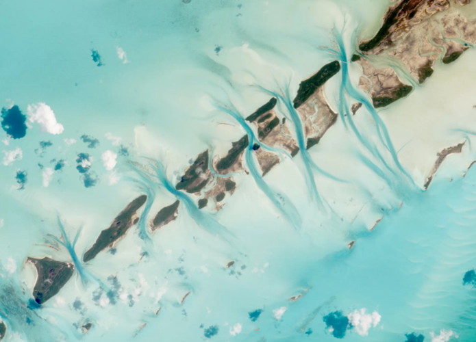 Và cuối cùng là bức ảnh đầy ngoạn mục khi mà đảo Great Exuma ở Bahamas bỗng hóa thành 