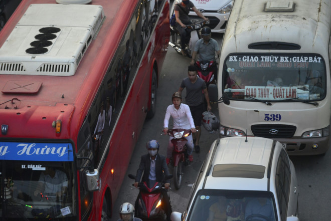 Ùn tắc 5 km trên đường vành đai 3: Đến 18h45, đường vành đai 3 trên cao đoạn qua bán đảo Linh Đàm (Hoàng Mai, Hà Nội) ùn tắc kéo dài chiều đi quốc lộ 5. Khu vực đầu Pháp Vân – Cầu Giẽ đã ùn tắc kéo theo cả 2 hướng. Các phương tiện có thể di chuyển ra vào thành phố bình thường. Còn theo VOV Giao Thông, đường Trần Duy Hưng hướng đi Khuất Duy Tiến vẫn ùn tắc kéo dài. Nhiều phương tiện nối đuôi di chuyển khó khăn trên đoạn đường qua bán đảo Linh Đàm, hướng đi Nguyễn Hưu Thọ.