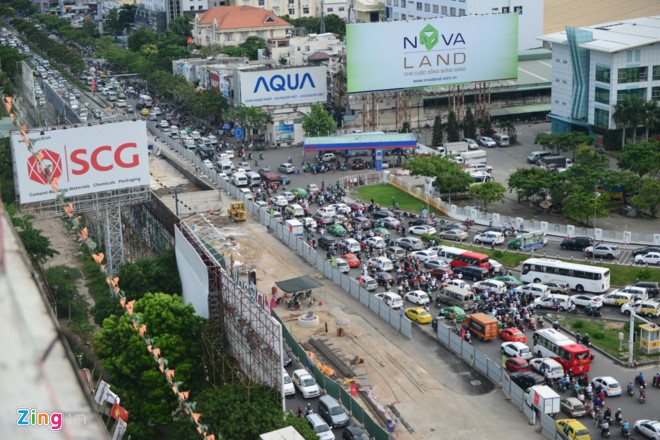 Đến 17h50, tình trạng ùn tắc giao thông trên đường vào sân bay Tân Sơn Nhất đang giảm dần.