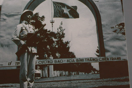 Cổng chào đầu cầu Bắc Hiền Lương năm 1963 với khẩu hiệu “Nam Bắc một nhà”. 