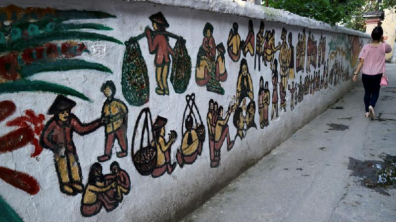Người dân sống trong khu vực cho biết, mỗi khi cụ Thịnh định vẽ tranh ở bờ tường nào cụ đều xin phép và hầu hết mọi người đều rất thích thú ủng hộ.