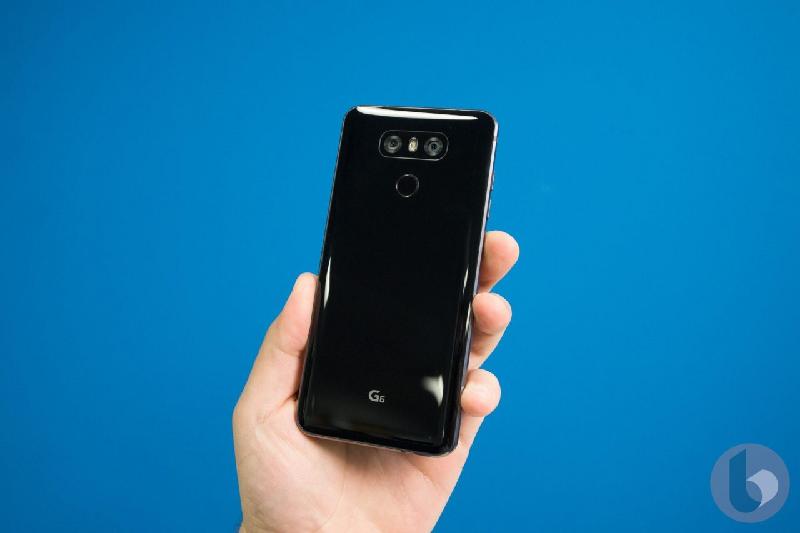 LG G6 sở hữu viên pin dung lượng 3.300mAh, trong khi G6 Mini có thể có dung lượng pin thấp hơn, vì kích thước của phiên bản tương lai cũng nhỏ hơn. G6 đi kèm với RAM 4GB và chạy nền tảng vi xử lý Snapdragon 821 của Qualcomm, trong khi dung lượng lưu trữ nội bộ đạt 32 hoặc 64GB tùy thuộc vào khu vực.