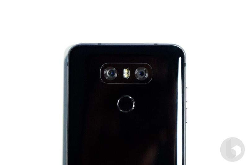 LG G6 Mini có thể được thiết lập bằng một camera kép với bộ cảm biến 13MP, đèn flash LED kép ở mặt sau và một camera tự động 5MP ở mặt trước. Điện thoại thông minh có tính năng quét dấu vân tay phía sau và chạy hệ điều hành Android Nougat 7.0.