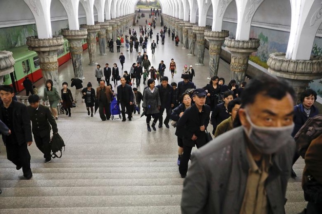 Hành khách lục tục rời khỏi ga tàu điện ở trung tâm Bình Nhưỡng.  Tuyến đường tàu điện ngầm đầu tiên là tuyến Cheollima (Thiên Lý Mã) được khai trương năm 1973. Tuyến thứ hai là tuyến Hyeoksin (Đổi mới), bắt đầu hoạt động vào ngày Quốc khánh Triều Tiên năm 1975.