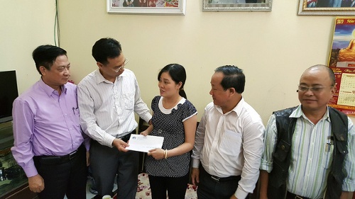 Đại diện Tổng Công ty Đường sắt Việt Nam và Ủy ban An toàn giao thông Quốc gia thăm hỏi, động viên chị Nguyễn Thị Hồng Hà.