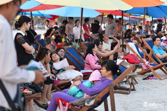 Dưới bãi, mọi người trải bạt, ngồi hẳn trên cát hoặc thuê ghế xích đu ngồi với giá 20.000/ ghế.