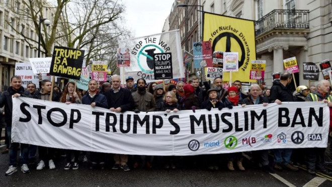Người biểu tình rầm rộ phản đối lệnh cấm nhập cư của ông Trump trên phố Downing, London, Anh, ngày 4/2. Ảnh: