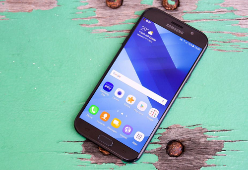 Samsung Galaxy A7: Với khoảng thời gian làm việc liên tục 22 giờ, Galaxy A7 là điện thoại tầm trung của Samsung nhưng trông khá giống với Galaxy S7. Chắc chắn hệ điều hành Marshmallow của smartphone này không phải là mới nhất và nó cũng không có khả năng chống nước như Galaxy S7, nhưng nếu bạn đang tìm kiếm một Android tầm trung giá rẻ, thời lượng pin dài, thì đây sẽ là một ứng cử viên sáng ra.