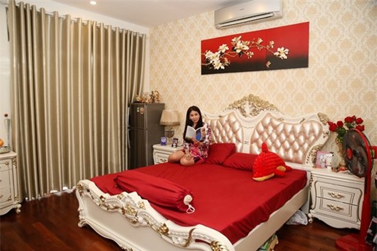 Còn đây là phòng ngủ của diễn viên Lý Hương với nội thất cổ điển châu Âu trang nhã. Dù em gái sống ở Mỹ nhưng Lý Hùng vẫn thiết kế phòng riêng để cô có chỗ ngủ mỗi khi về Việt Nam. (Ảnh: Zing)
