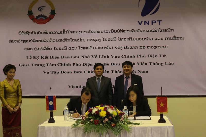 Đại diện VNPT và Trung tâm E-Gov của Bộ BCVT Lào ký kết biên bản ghi nhớ.