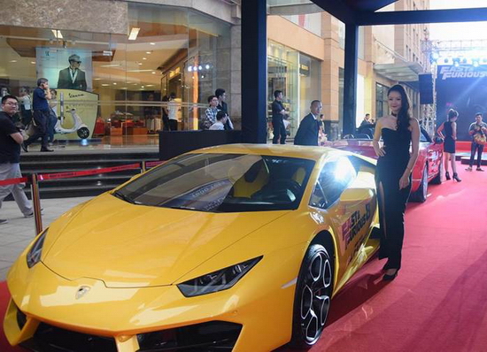Quái xế nước Ý Lamborghini Huracan lp580-2 màu vàng sang trọng xuất hiện hoành tráng trong sự kiện