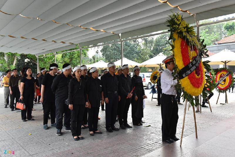 Đám tang diễn viên Duy Thanh bắt đầu vào lúc 15h30, nhưng từ 15h nhiều nghệ sĩ Việt đã có mặt ở Nhà tang lễ Bộ Quốc Phòng để nhìn mặt người đồng nghiệp lần cuối. 