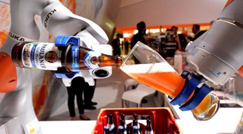 Một cánh tay robot của hãng sản xuất Đức Kuka đang biểu diễn tại một hội chợ công nghiệp ở thành phố Hanover (Đức) năm 2017 Ảnh: Reuters