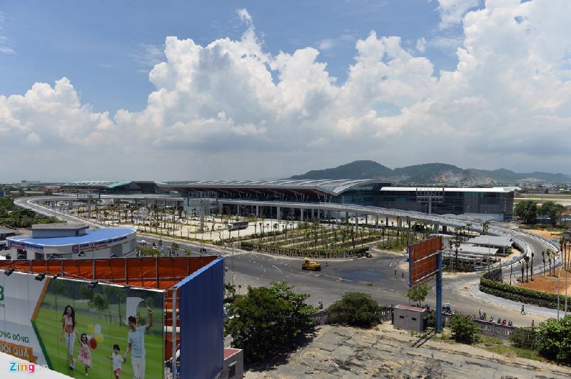 Nhà ga quốc tế T2 Cảng hàng không Đà Nẵng rộng 21.000 m2, trong đó diện tích sàn xây dựng 48.000 m2, được thiết kế có hình tuyến tính, thành hai công trình cho hai khu vực đi và đến riêng biệt.