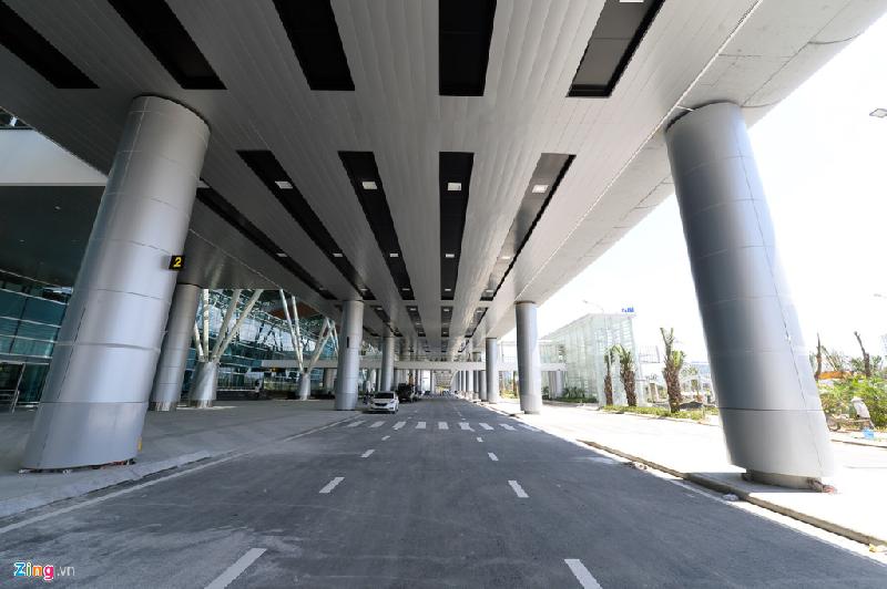 Ga T2 quốc tế Đà Nẵng nằm ngay cạnh nhà ga hiện tại, được đầu tư khoảng 3.500 tỷ đồng, gồm nhà ga, cầu vượt, sân đỗ ôtô. Hạng mục đường tầng có diện tích xây dựng 7.500 m2, dài 623 m. Phần tiếp giáp nhà ga rộng 11 m2, lề đi bộ 2 m, đảm bảo 2 làn xe chạy và 1 làn dừng.
