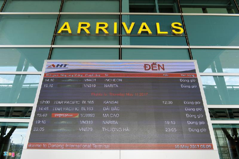 Dự kiến khánh thành vào ngày 19/5 tới nhưng ngay từ 9/5, hãng hàng không Vietnam Airlines đã bắt đầu cho khai thác tất cả chuyến bay quốc tế đến và đi chuyển từ ga hành khách T1 sang ga mới T2.