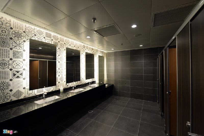 Toilet được thiết kế với nhiều loại gam màu, sử dụng vật liệu xây dựng hiện đại, trang trí bắt mắt.