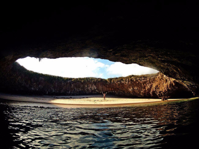 Nằm trên quần đảo Marieta ở Mexico, Hidden Beach là một bãi biển bí mật với nước trong như pha lê. Du khách có thể tới bãi biển tuyệt đẹp này bằng cách bơi hay chèo thuyền qua một đường hầm dài.
