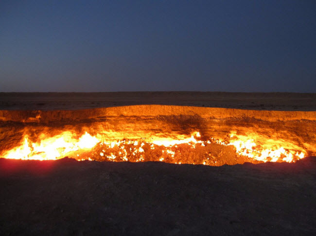 Nằm tại Derweze ở Turkmenistan, Cổng Địa ngục là một hố lửa khổng lồ được tạo ra khi các nhà địa chất học vô tình đốt cháy khí gas tự nhiên trong hố. Ban đầu, họ nghĩ rằng ngọn lửa sẽ tắt khi khí gas trong hang hết, nhưng nó vẫn cháy cho đến nay.
