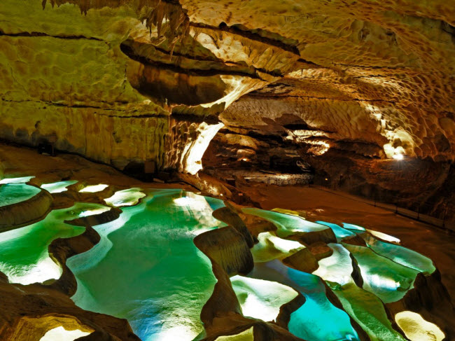 Được phát hiện vào năm 1836 bởi một thợ săn, hang động Grotte de St Marcel d'Ardèche ở Pháp gây ấn tượng với mạng lưới hồ nước ngầm dưới mặt đất và những cấu trúc đá đẹp ngoạn mục.