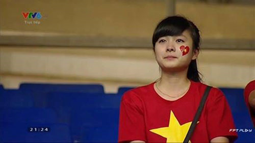 Cô gái khóc trong trận chung kết U19 Việt Nam. Năm 2014, Dương Thị Nhật Lệ được dân mạng tìm kiếm sau trận chung kết U19 Việt Nam gặp U19 Nhật Bản. Chỉ sau một đêm, trang cá nhân của cô gái có biệt danh 