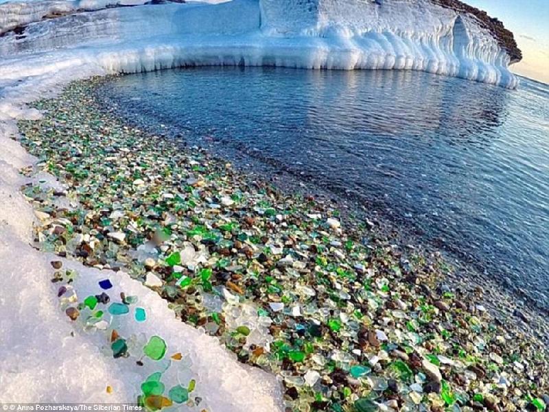Bãi biển Glass nằm ở vịnh Ussuri, gần thành phố Vladivostok, Nga là một trong những bãi biển kỳ lạ nhất thế giới. Thay vì dải cát trắng, hoặc vàng chạy dọc bờ biển cùng làn nước xanh thường thấy, Glass lại lấp lánh màu sắc của những viên “đá cuội thủy tinh”. Ảnh: 