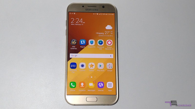 TouchWiz- Đạt chất lượng cao nhất có thể: là giao diện cảm ứng phát triển bởi Samsung Electronics với đối tác, gồm một giao diện người dùng cảm ứng đầy đủ. Đôi khi không chính xác khi gọi nó là một hệ điều hành... Trước đây, có không ít ý kiến về TouchWiz, nhưng giờ đây sau nhiều năm phát triển và nâng cấp, giao diện này có khả năng xử lý các điều kiện đa tác vụ khá tốt. Giao diện người dùng TouchWiz trên Galaxy A7 năm nay đã được tối ưu hóa đến mức bạn hầu như không thấy nó có sự chậm trễ, ngay cả khi bạn đang xử lý đa tác vụ thực sự.